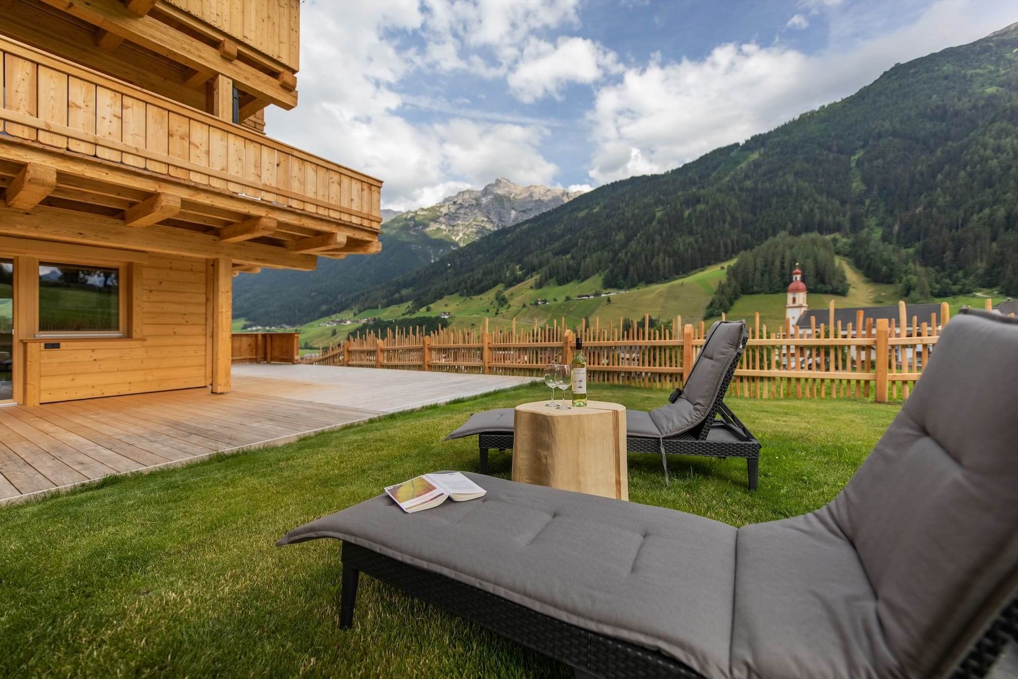 Großer Privatgarten der FEWO Sonnentanz mit Talblick und Süd-Lage