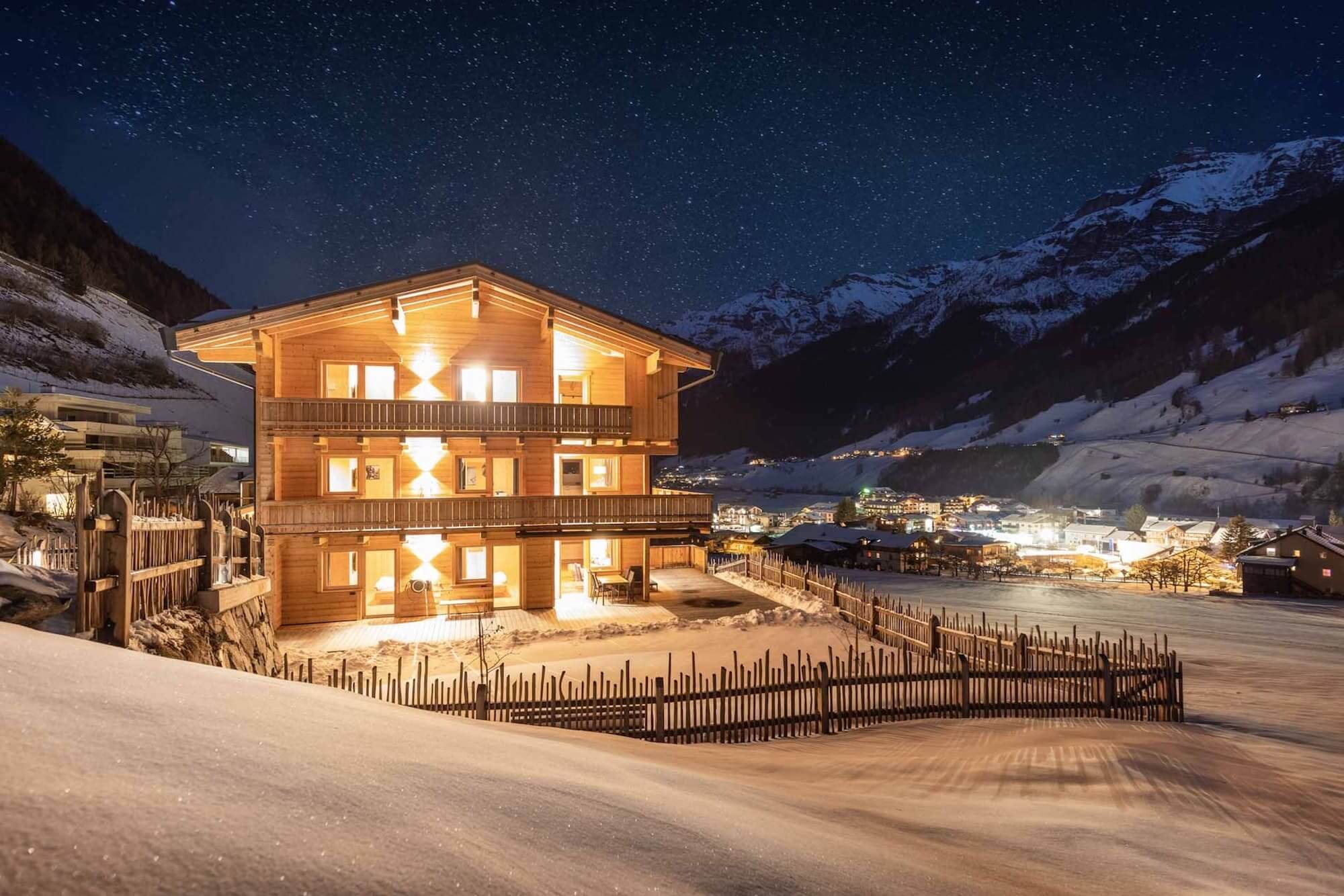 haus-alpenprinzessin-aussen-winter-nacht-sternenhimmel