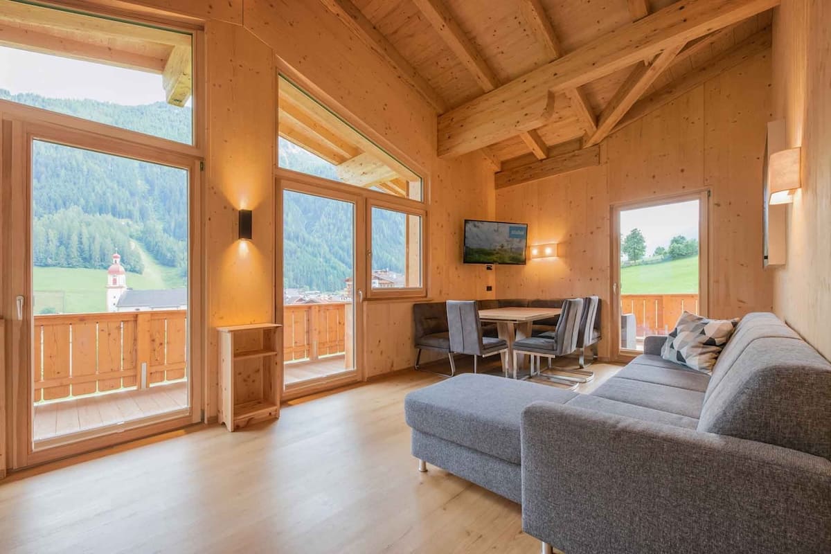 haus-alpenprinzessin-lichtzauber-wohnzimmer-elferblick-neustift-kirche