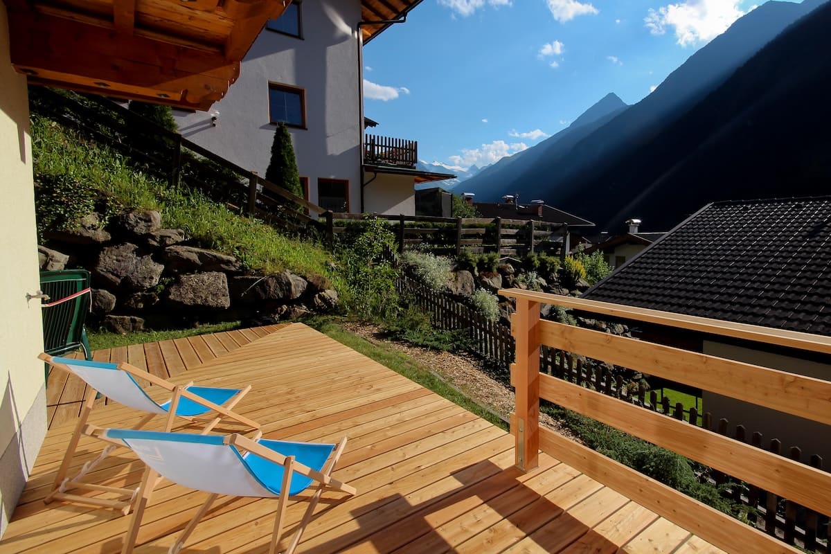 Holzterrasse der FEWO Lärchenwald mit Bergblick und kleinem Garten