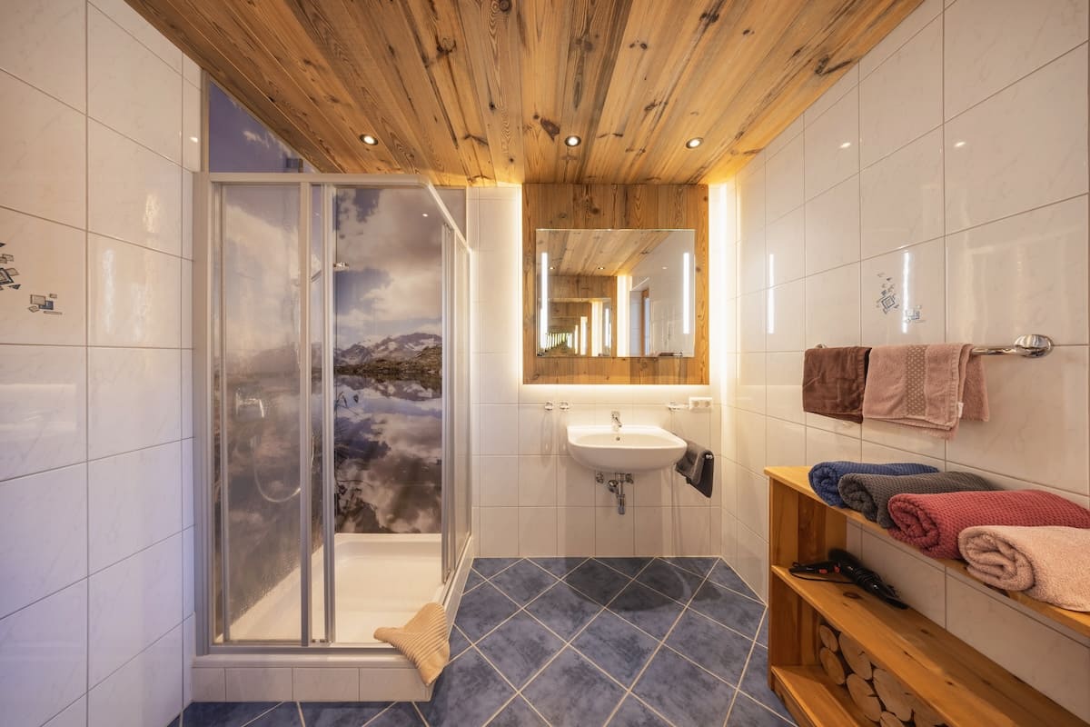 Modernes Bad mit Wellnessdusche und zweiter Dusche in der FEWO Lärchenwald