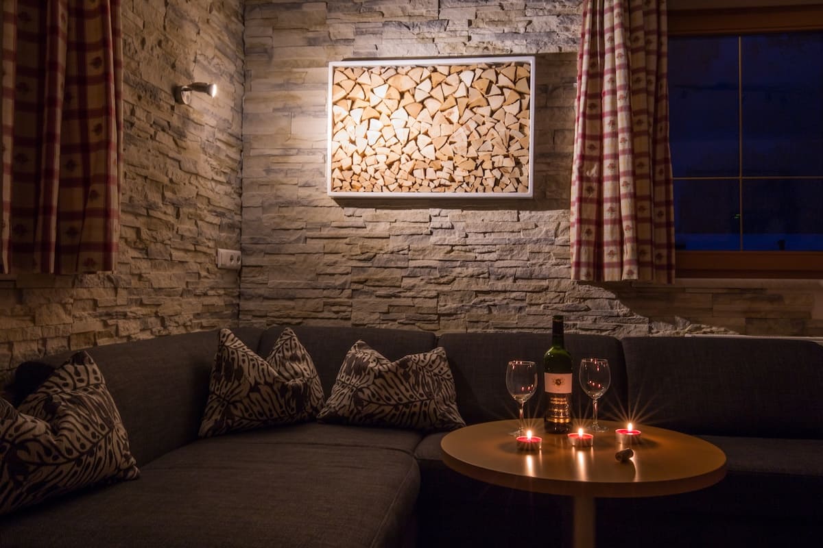 Wohnzimmer der FEWO Lärchenwald mit komfortabler Sitzcouch