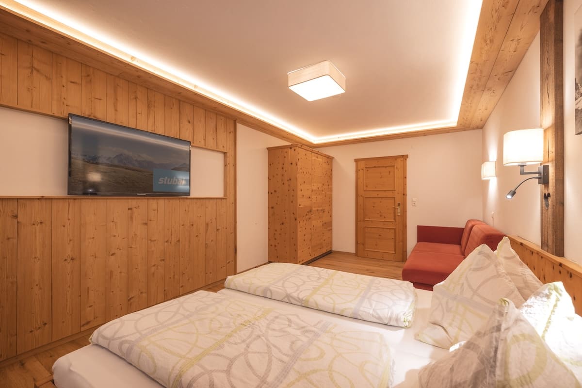 Zweites Schlafzimmer der FEWO Lärchenwald mit Flat-TV