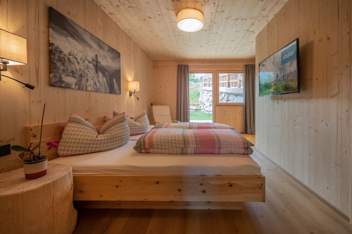 Eltern-Schlafzimmer der FEWO Sonnentanz aus Fichtenholz mit Doppelbett
