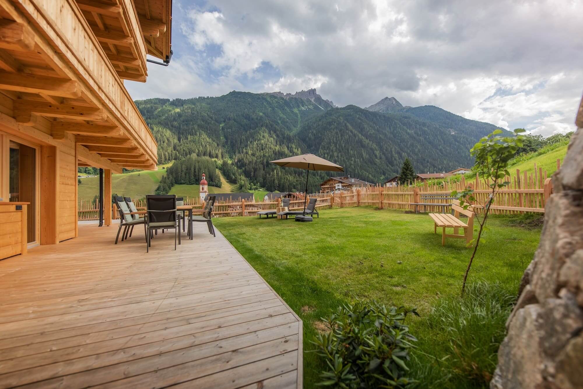Großer Privatgarten der FEWO Sonnentanz mit Süd-Lage und Talblick