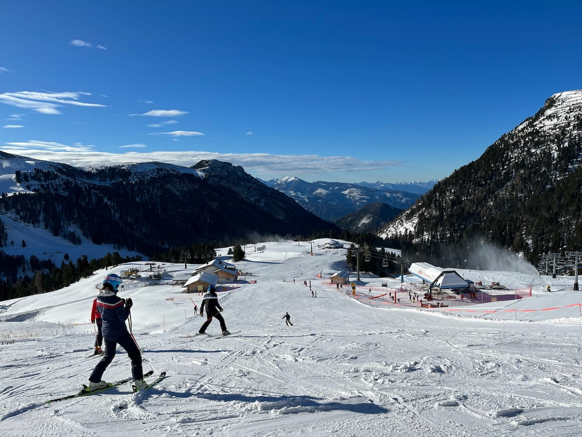Skifahrer auf einer Piste am Stubaier Gletscher mit Schneepanorama