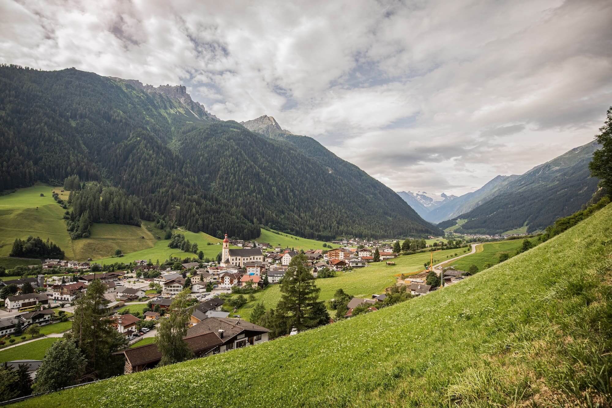 Stubaital Bergpanorama im Sommer mit Talblick und Bergketten