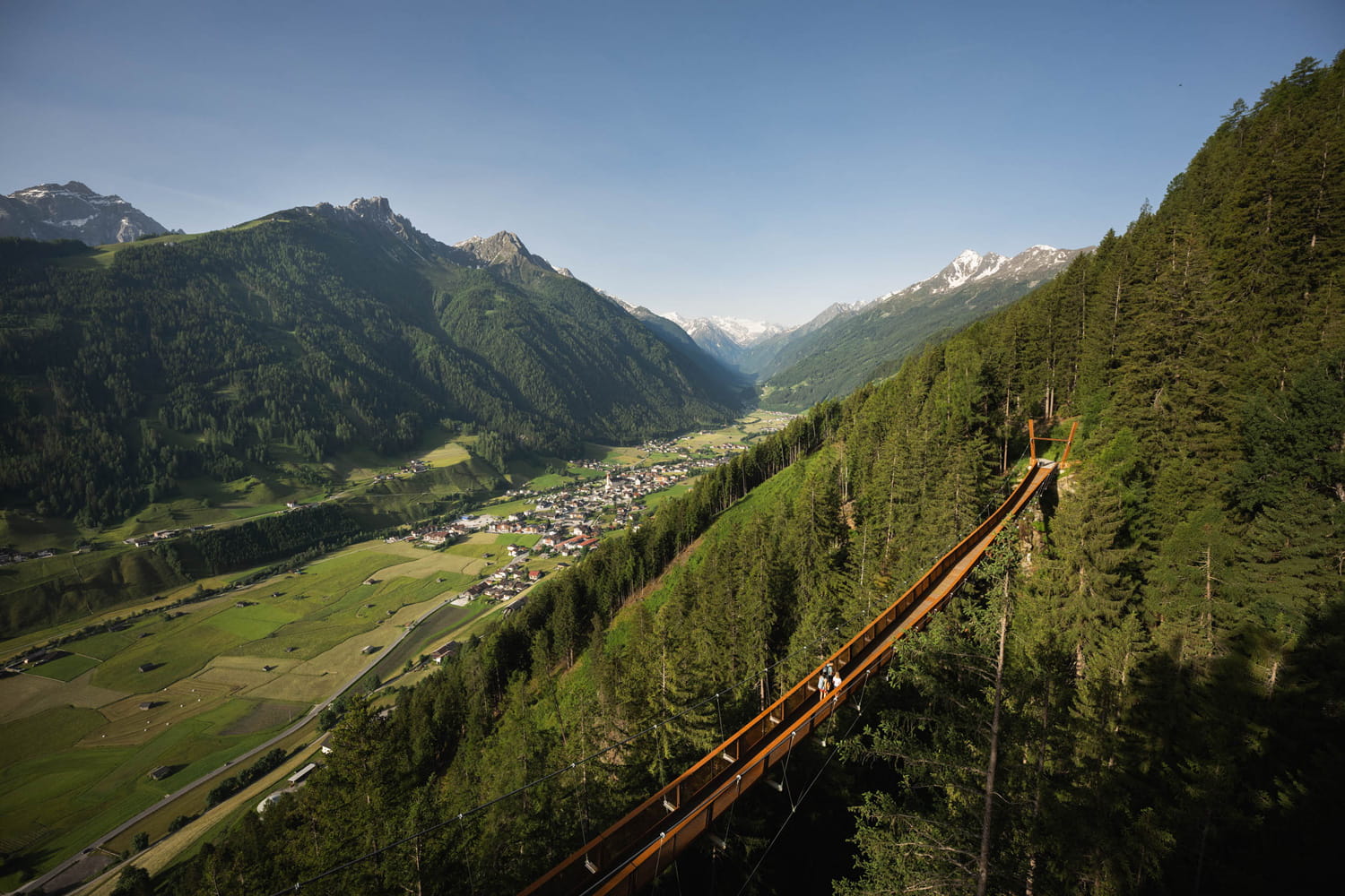 Luftaufnahme vom Stubaital südlich von Innsbruck mit Blick auf den Stubaier Gletscher am Talschluss