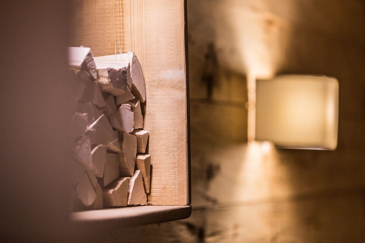 Zirbenholz-Detail mit Sonnenstrahl in einer Ferienwohnung