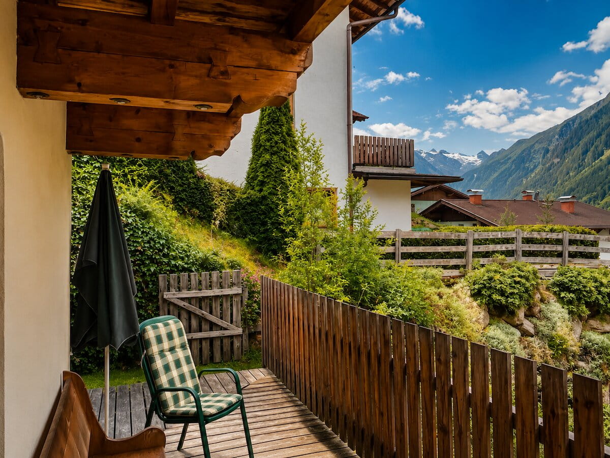 Terrasse der Ferienwohnung Lärchenwald mit Garten und Blick auf den Stubaier Gletscher